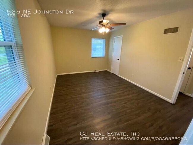 Foto del edificio - 525 NE Johnston Dr