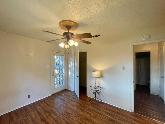 Building Photo - 402 Hedgewood Dr