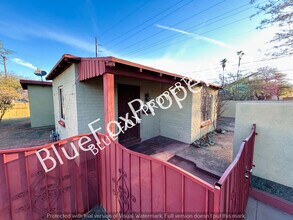 Building Photo - 3021 E Linden St