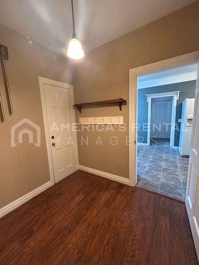 Building Photo - Partially furnished home in the heart of P...