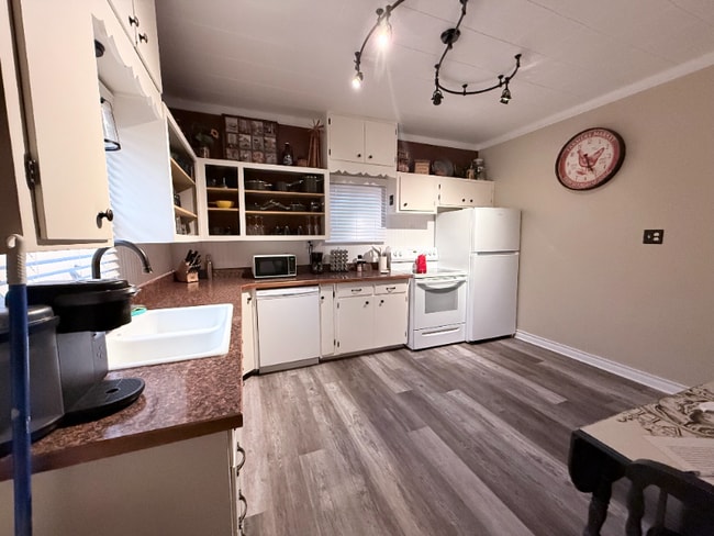 Building Photo - 105 3rd Ave W