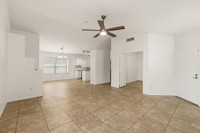 Building Photo - 2212 E Vista Bonita Dr