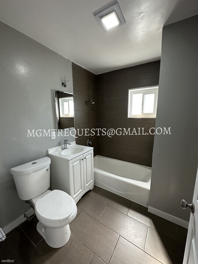 Foto del edificio - 2 br, 1 bath House - 11617 Kornblum Avenue...