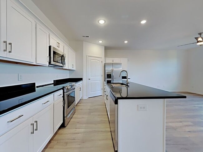 Building Photo - 2656 Lakevilla Dr
