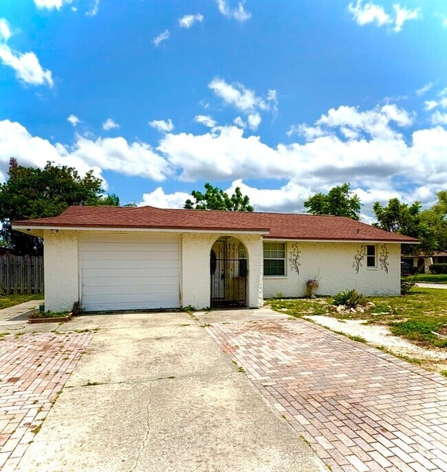 Building Photo - 6707 Lenoir Dr