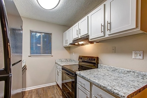 Kitchen - Sterling Glen Apartments