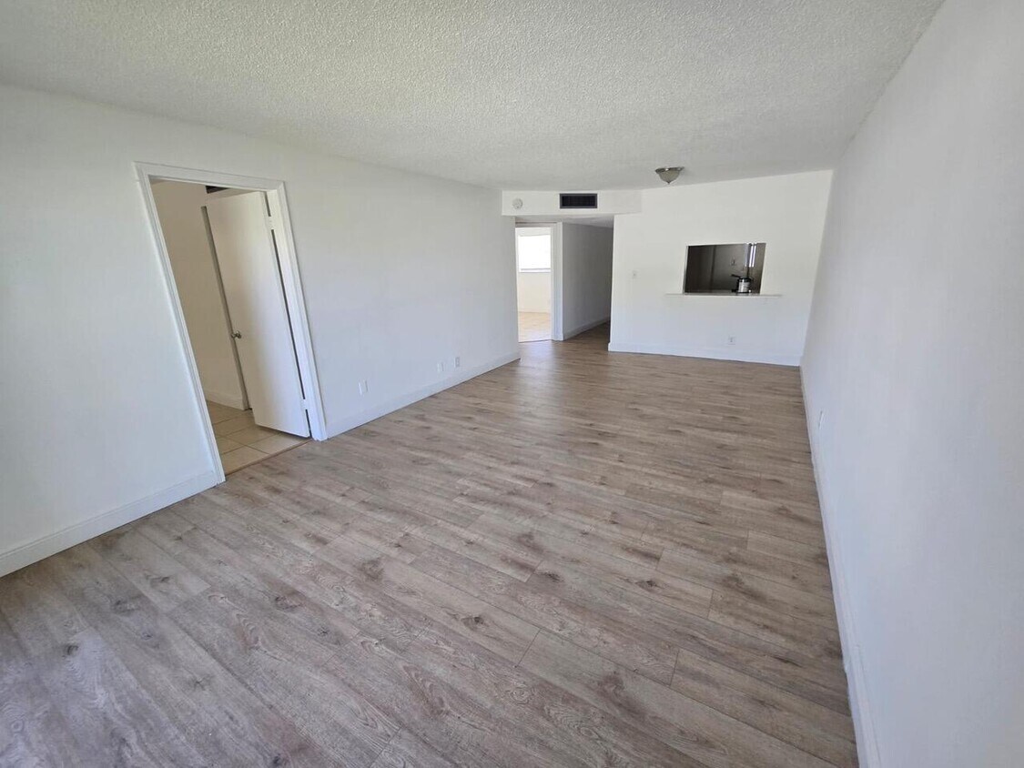Primary Photo - 8060 Colony Cir N