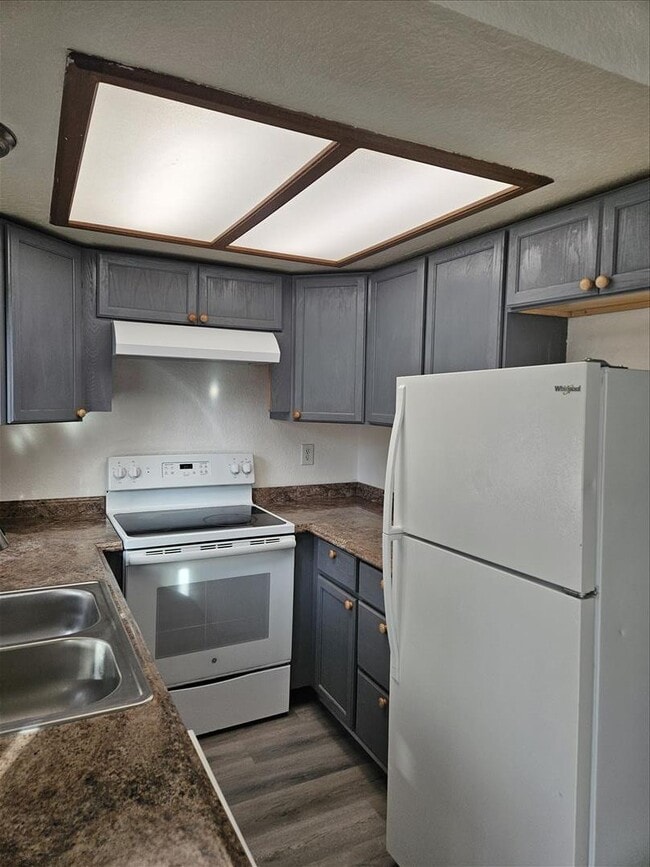 Building Photo - Remodeled 2/1.5 Townhome in a Quiet Fourplex