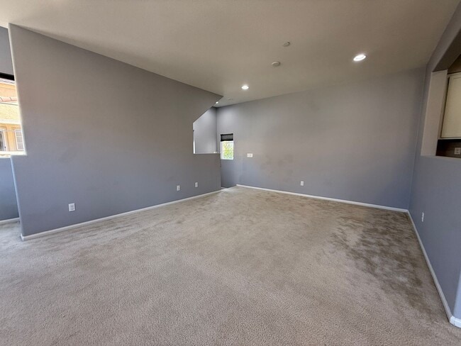 Building Photo - Beautiful 3 Bedroom Home with amazing Amen...