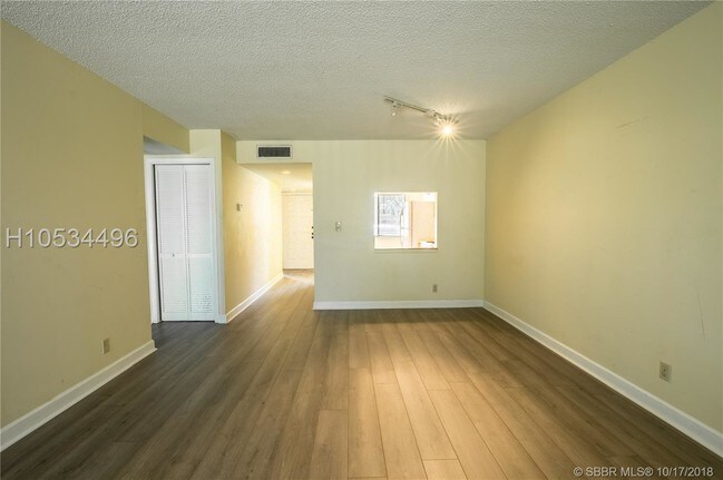 Building Photo - 185 Lakeview Dr