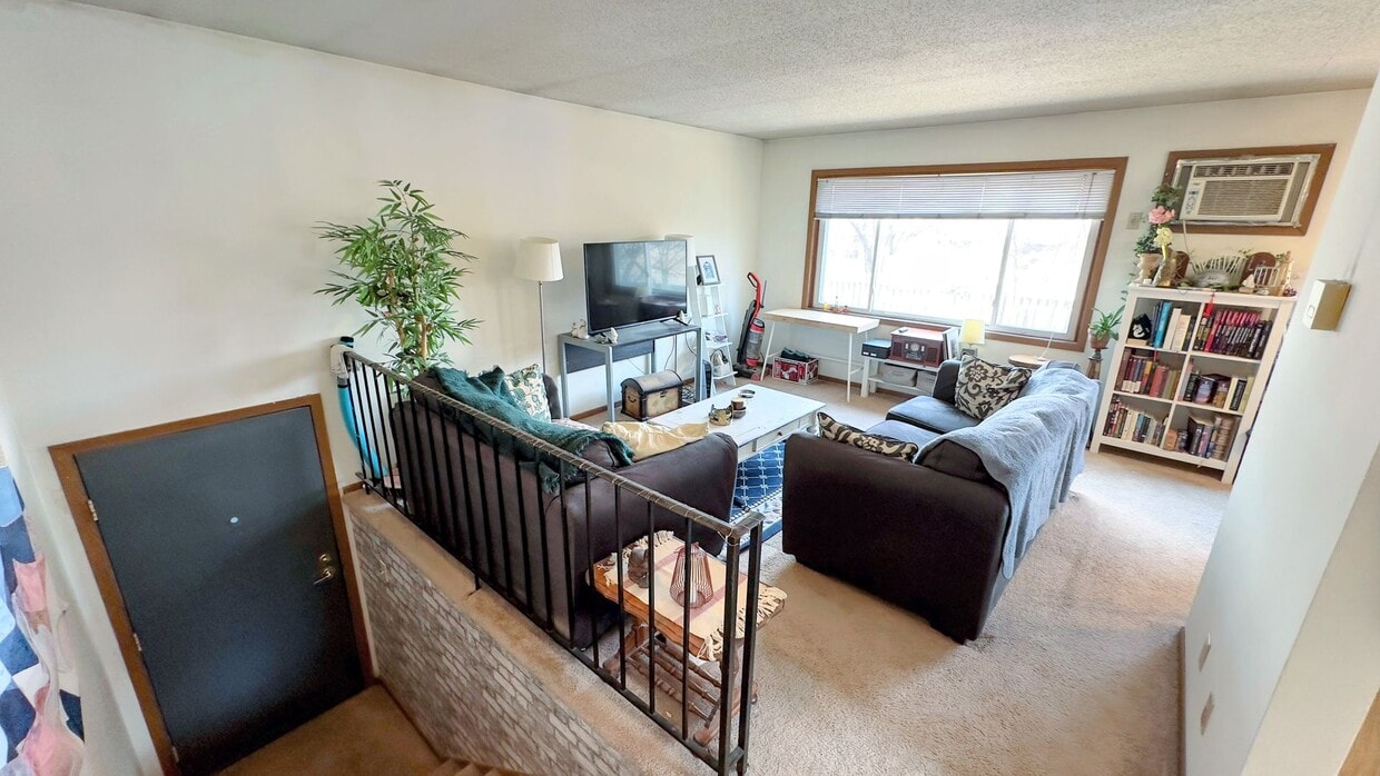 Primary Photo - 3 Bed 1 Bath Apartment - Available Septemb...
