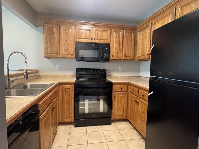 Foto del edificio - 1301 Deerlake Rd