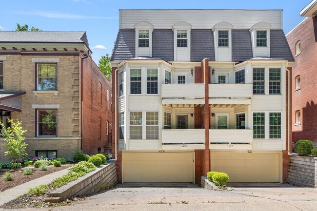 Foto del edificio - Spacious 1,440 SF Central West End Home with Garage Parking, Pool Access & Close to BJC/WashU
