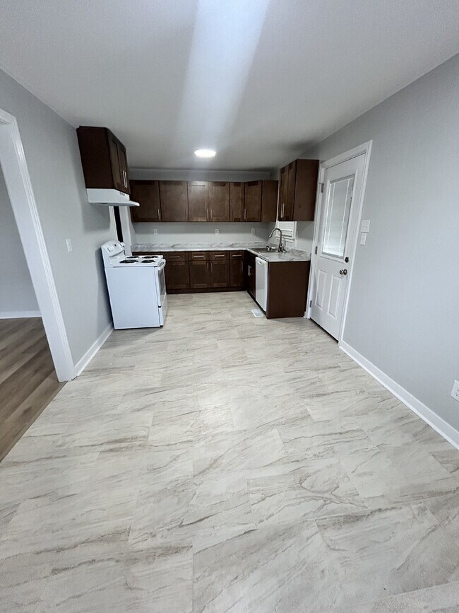Building Photo - "Charming 3-Bed Home with 1.5 Baths on Vine Street – Perfect Blend of Comfort and Convenience in ...