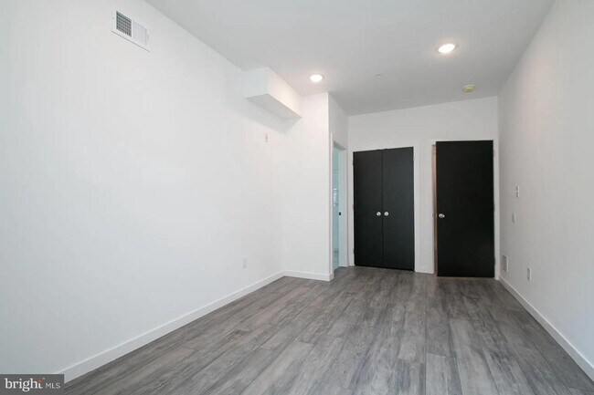 Building Photo - 883 Belmont Ave