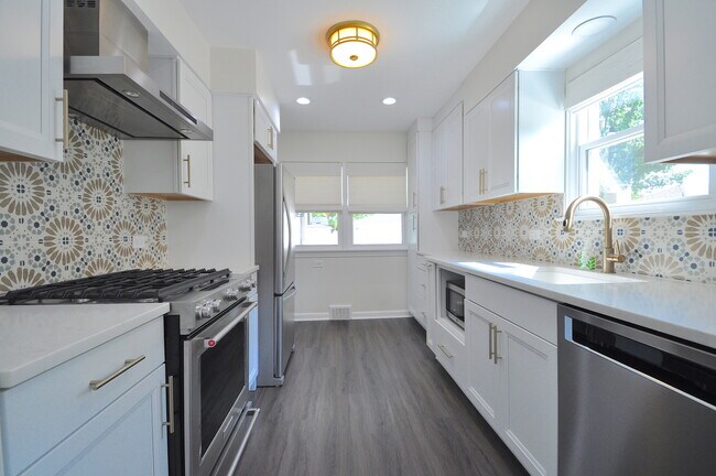 Building Photo - 5429 Lawn Ave