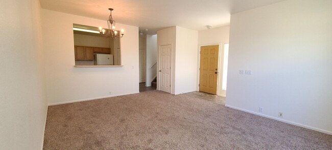 Foto del edificio - Specious Two Story Townhome