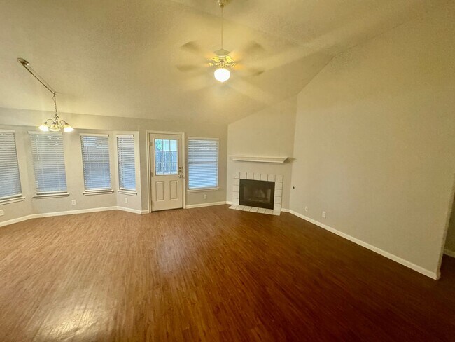 Building Photo - Kyle: Steeple Chase Subdv; 4 BD 2 BA House...