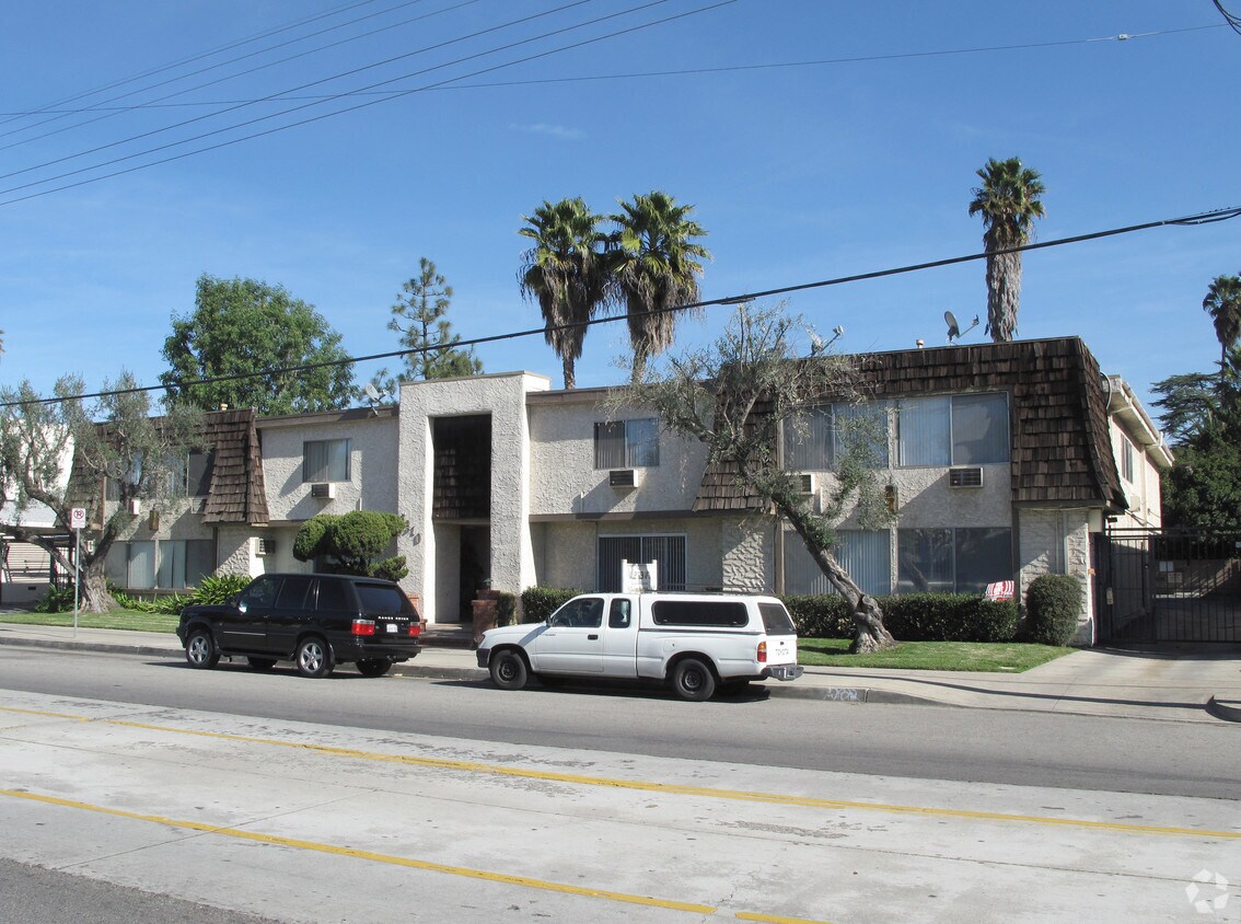 Primary Photo - 6310 Hazeltine Ave