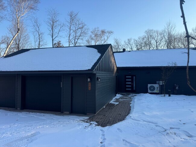 Foto del edificio - 281 Old Scout Camp Rd