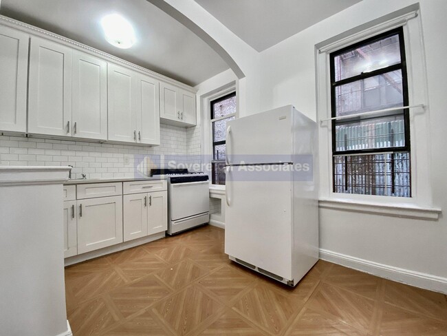 Building Photo - 2914 Jerome Ave