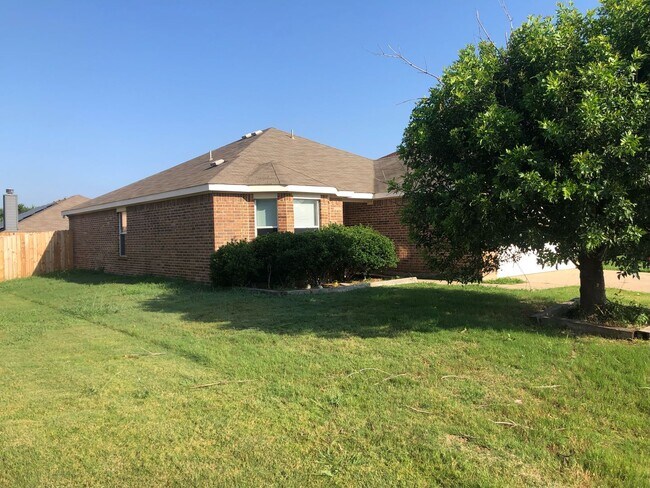 Building Photo - 3021 Lake Side Dr