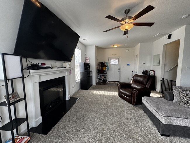 Building Photo - 407 Cattle Ranch Ln