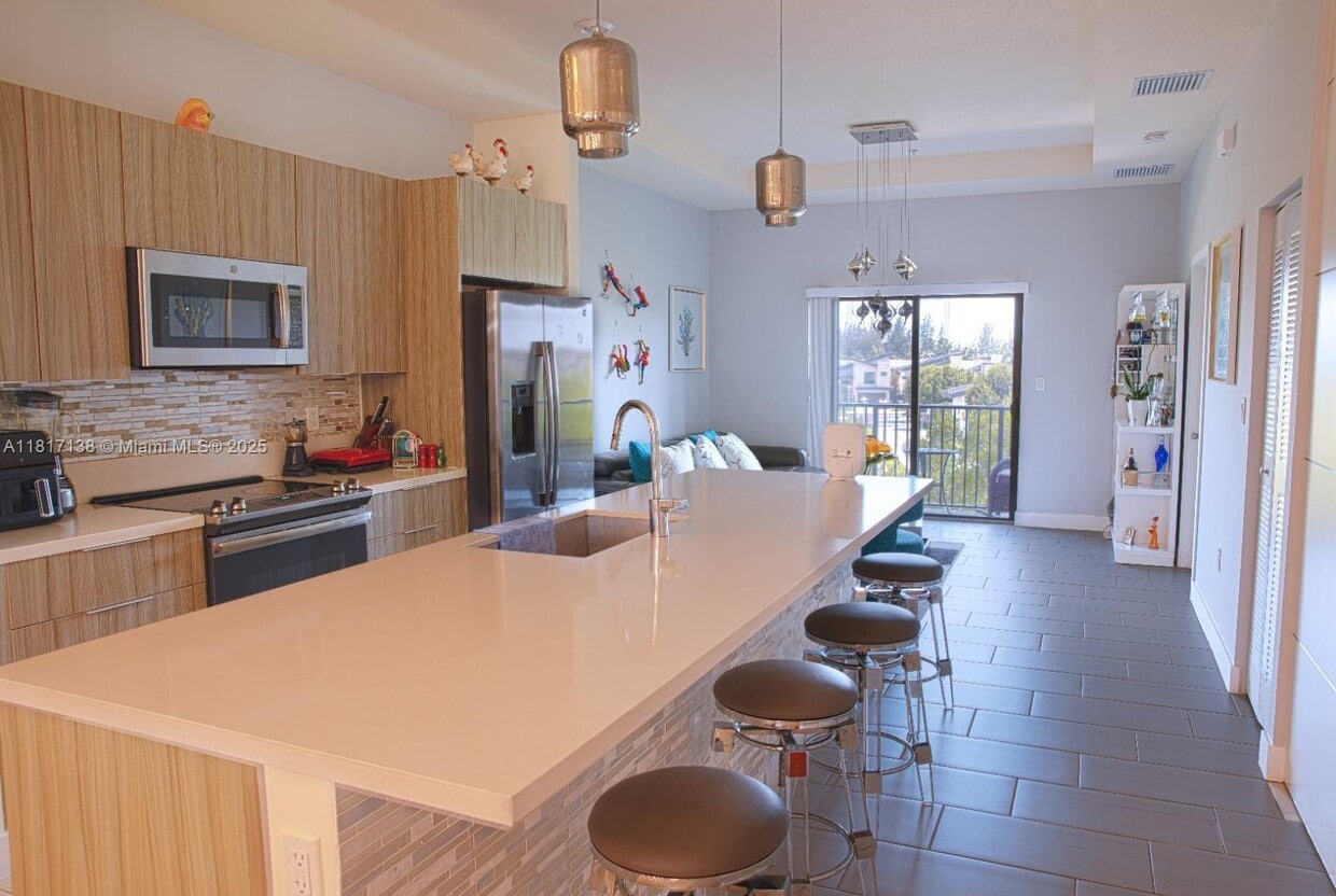 Foto principal - 7815 NW 104th Ave