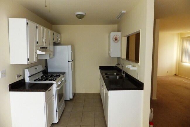 Building Photo - 622 Breakers Point