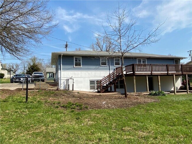 Building Photo - 704 E Culton St