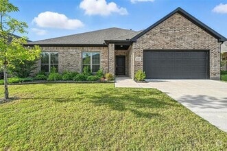 Building Photo - 235 Community Dr