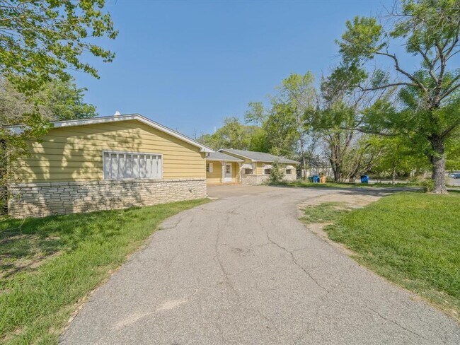 Building Photo - 2326 Hartford Rd