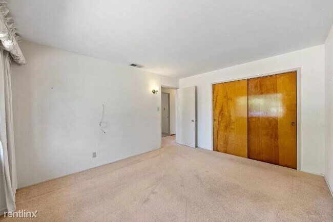 Building Photo - 5 br, 2 bath House - 1049 golden ave