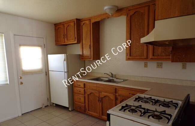 Building Photo - 2 Bedroom duplex for rent in Barstow