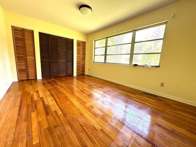Building Photo - Spacious Family Home with Large Deck in Pa...