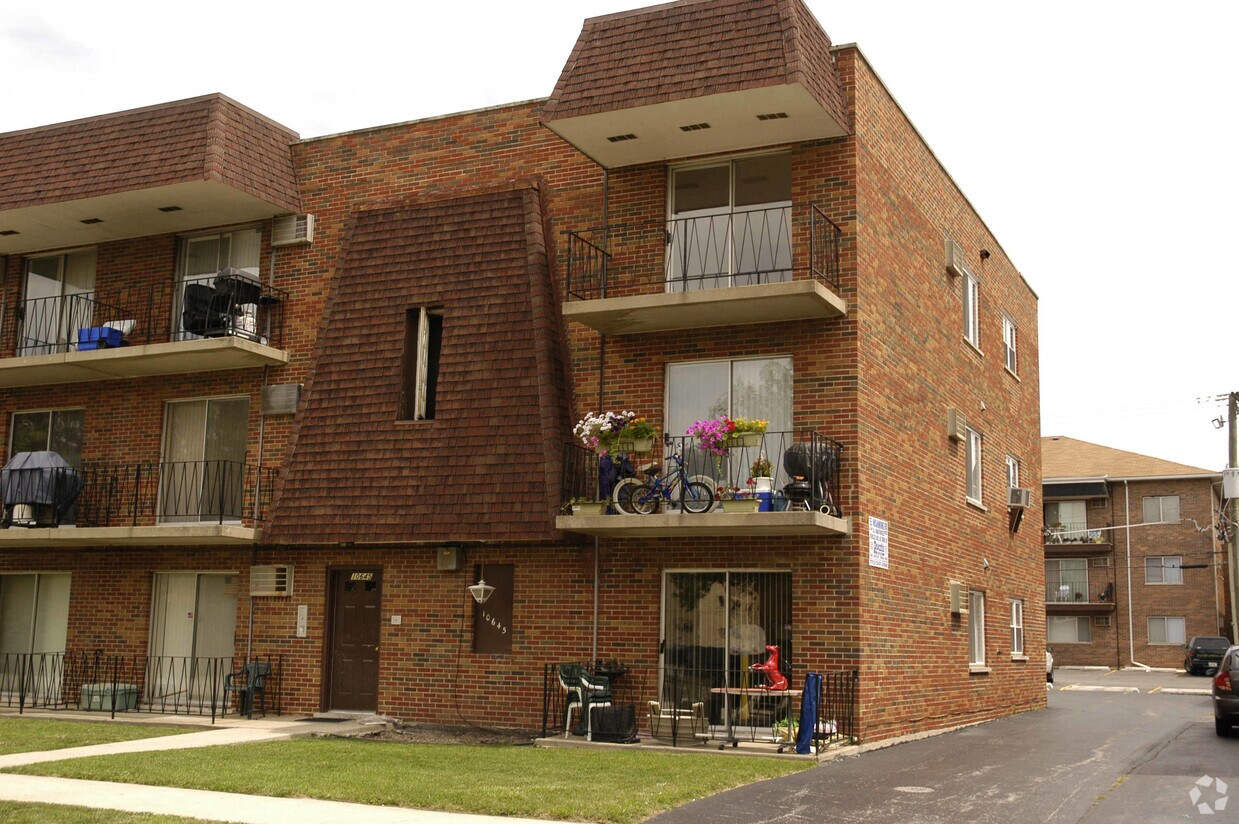 Building Photo - 10645 Parkside Ave