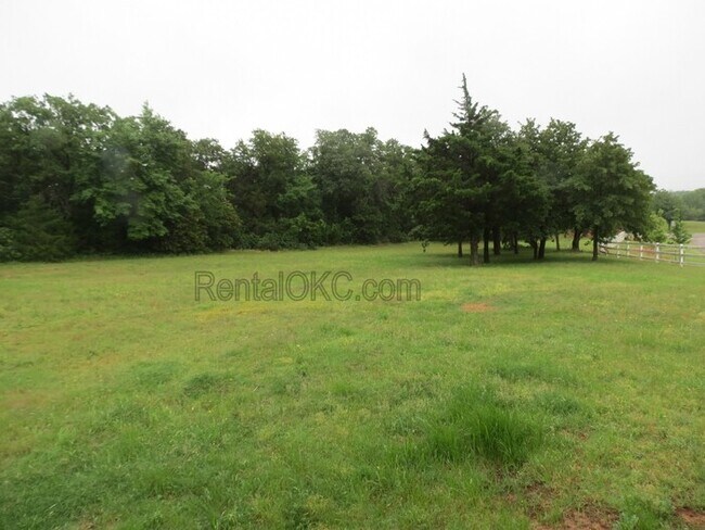 Foto del edificio - Large Lot, Big Space