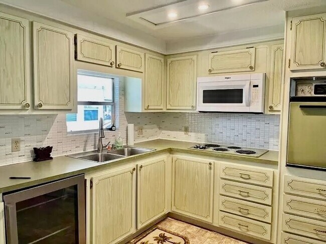 Building Photo - Near the beaches, Beautifully Furnished 2 ...