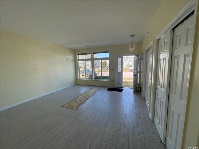 Building Photo - 162 Commodore Cir E