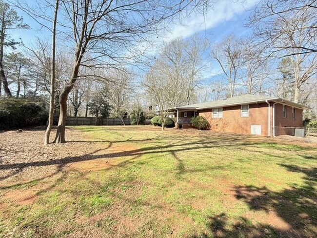 Building Photo - Green Acres Home