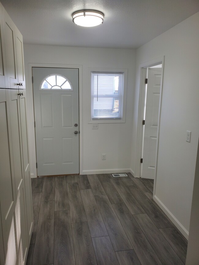 side entry room - 2016 Lincoln Blvd