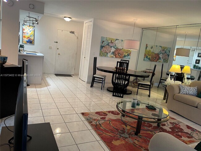 Building Photo - 5313 Collins Ave
