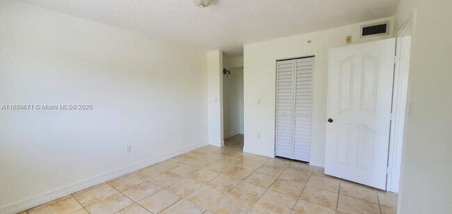 Foto del edificio - 445 SW 11th St