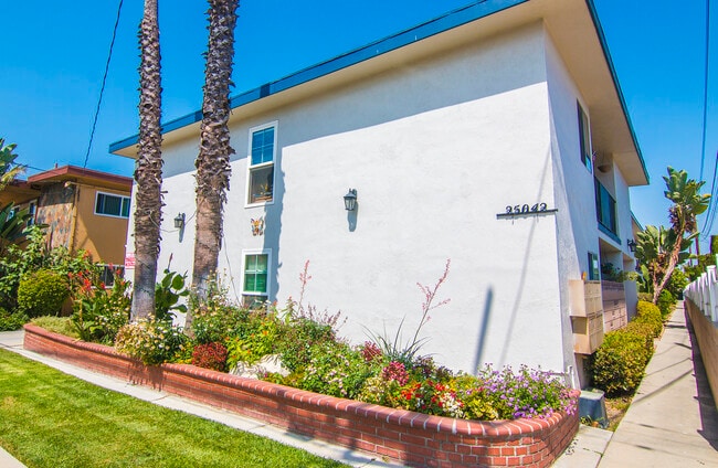 Building Photo - 25042 Oak St