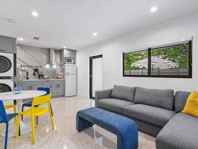 Foto del edificio - 256 NW 57th St