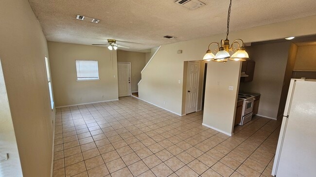 Main living area - 7838 New World
