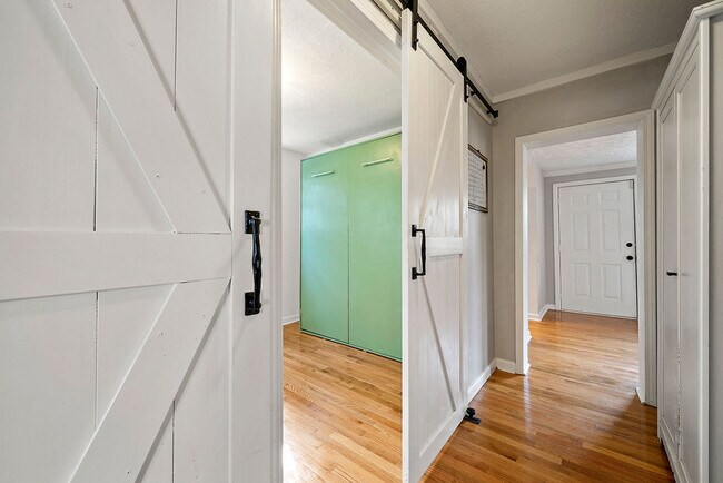 Building Photo - 899 Bouldercrest Dr SE