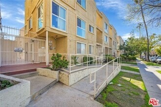 Building Photo - 108 W Maple St