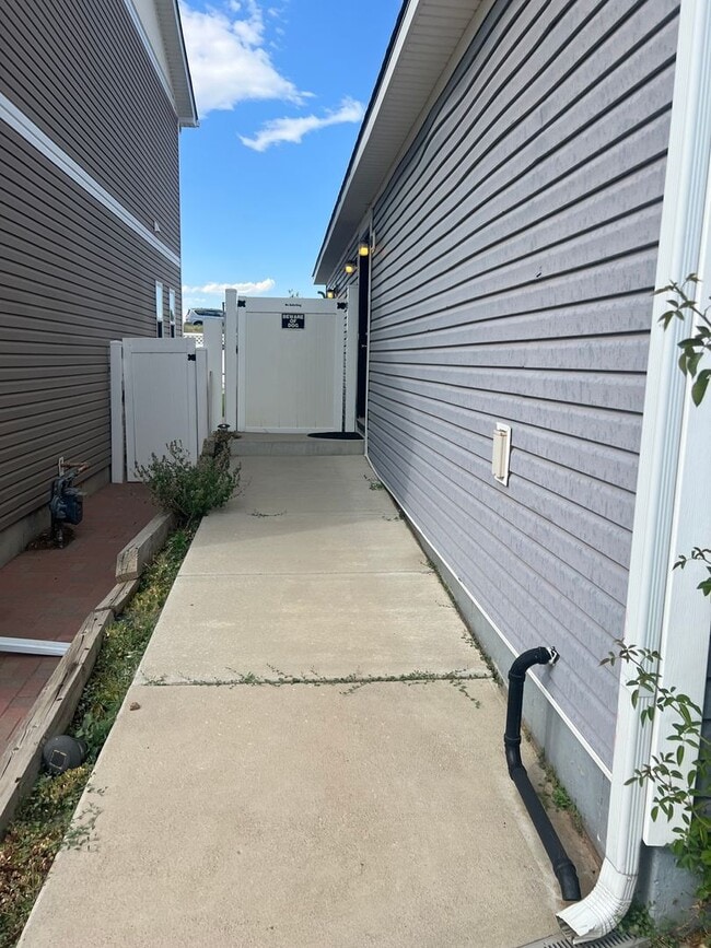 Building Photo - Three bathroom three bedroom home for rent