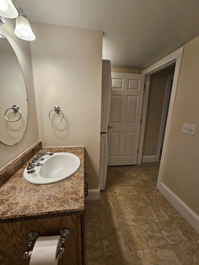 Foto del edificio - 116 E Broadway